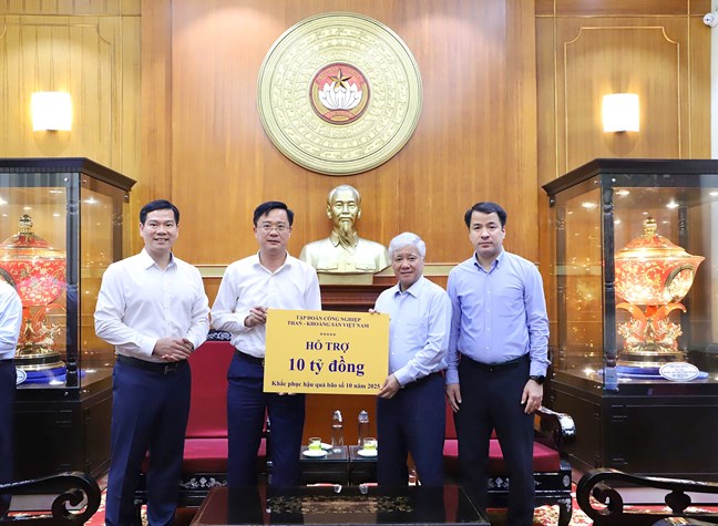 Đã tiếp nhận 752,672 tỷ đồng ủng hộ đồng bào khắc phục hậu quả bão số 10 - Ảnh 1.