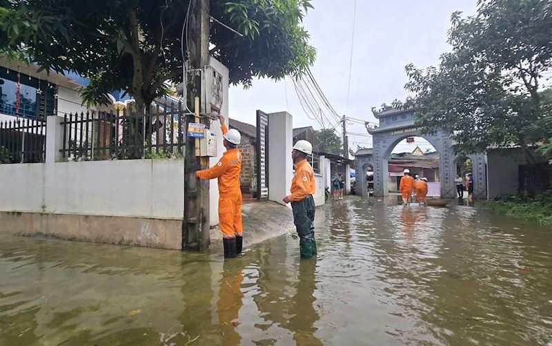 Hơn 31.000 hộ dân miền Trung chịu cảnh mất điện do ngập lụt- Ảnh 1. Hơn 31.000 hộ dân miền Trung chịu cảnh mất điện do ngập lụt- Ảnh 1.