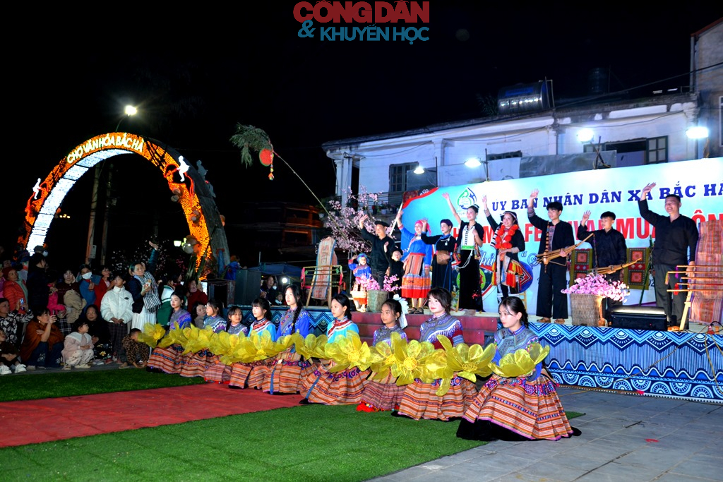 Tôn vinh nét đẹp trang phục, bản sắc văn hóa truyền thống các dân tộc vùng cao Bắc Hà - Ảnh 1.