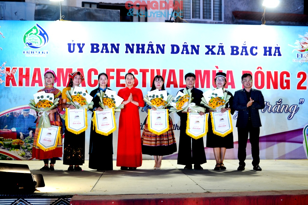 Tôn vinh nét đẹp trang phục, bản sắc văn hóa truyền thống các dân tộc vùng cao Bắc Hà - Ảnh 4.