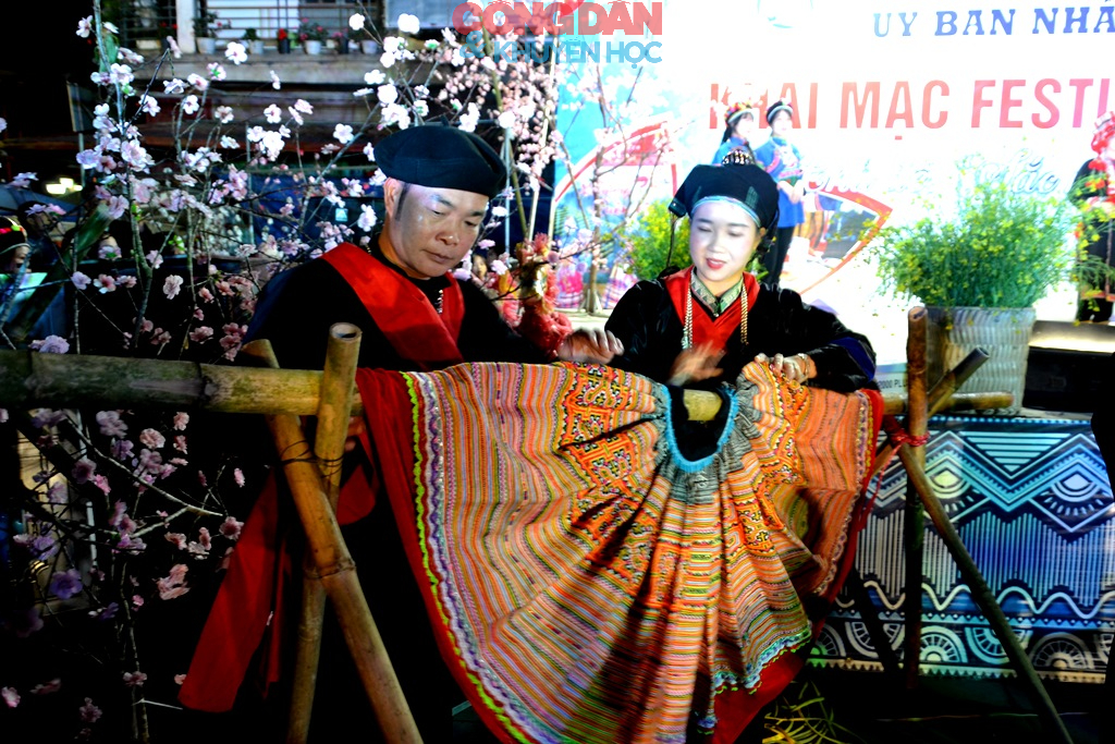 Tôn vinh nét đẹp trang phục, bản sắc văn hóa truyền thống các dân tộc vùng cao Bắc Hà - Ảnh 8.