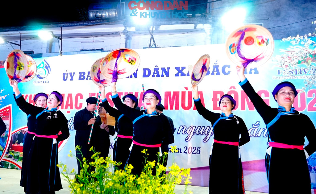 Tôn vinh nét đẹp trang phục, bản sắc văn hóa truyền thống các dân tộc vùng cao Bắc Hà - Ảnh 9.