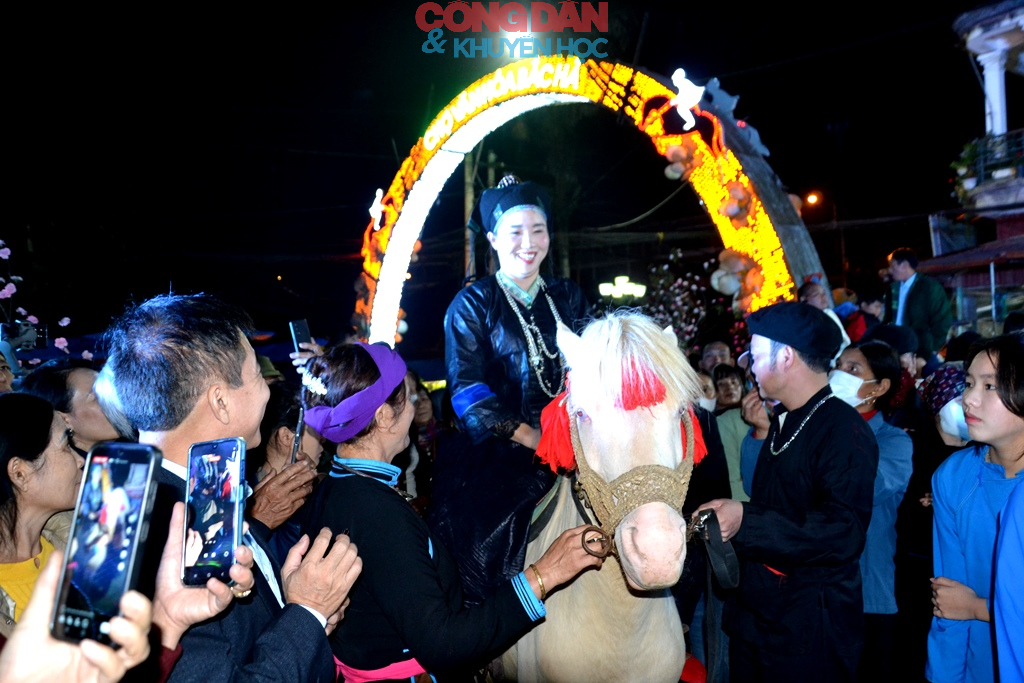 Tôn vinh nét đẹp trang phục, bản sắc văn hóa truyền thống các dân tộc vùng cao Bắc Hà - Ảnh 12.