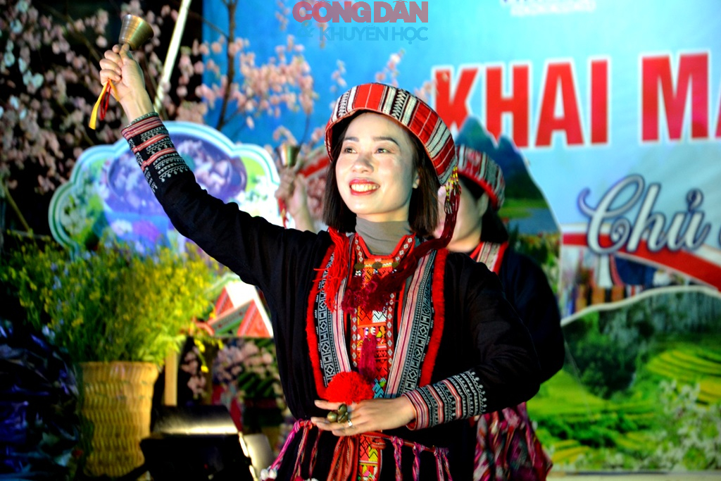 Tôn vinh nét đẹp trang phục, bản sắc văn hóa truyền thống các dân tộc vùng cao Bắc Hà - Ảnh 15.