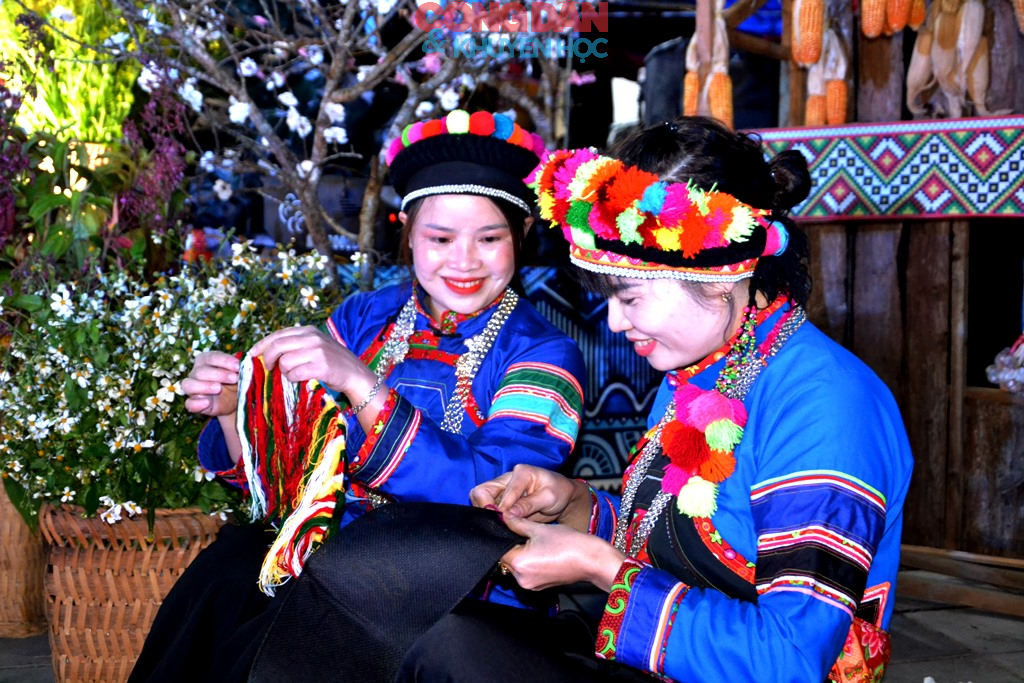 Tôn vinh nét đẹp trang phục, bản sắc văn hóa truyền thống các dân tộc vùng cao Bắc Hà - Ảnh 18.