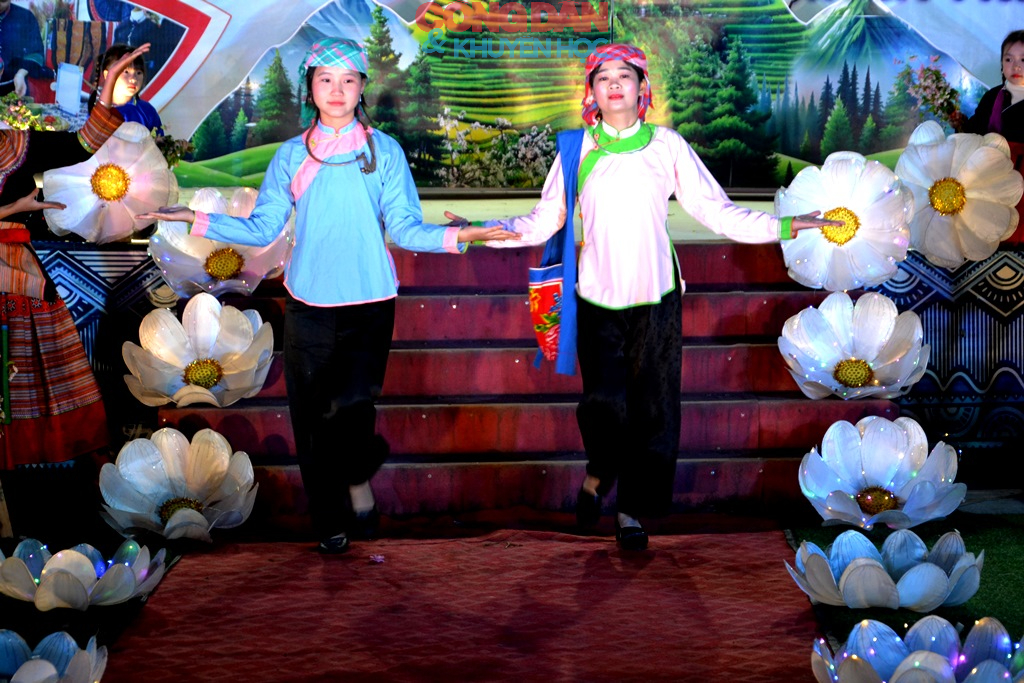 Tôn vinh nét đẹp trang phục, bản sắc văn hóa truyền thống các dân tộc vùng cao Bắc Hà - Ảnh 19.