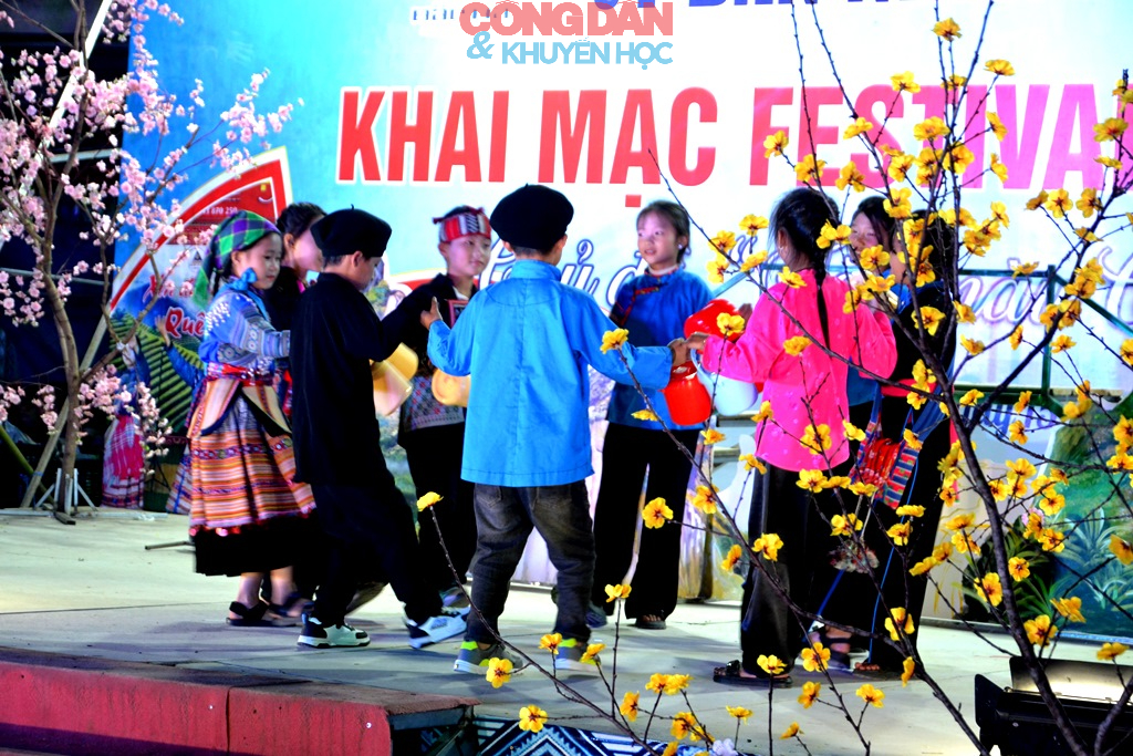 Tôn vinh nét đẹp trang phục, bản sắc văn hóa truyền thống các dân tộc vùng cao Bắc Hà - Ảnh 21.