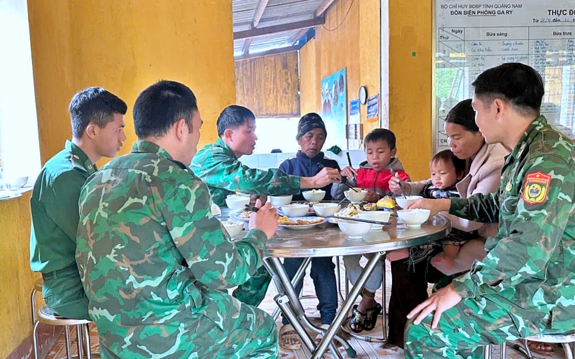 Hội Khuyến học Đ&agrave; Nẵng hỗ trợ 10 triệu đồng cho 2 ch&aacute;u mồ c&ocirc;i cha mẹ di sạt lở n&uacute;i ở x&atilde; H&ugrave;ng Sơn - Ảnh 1.