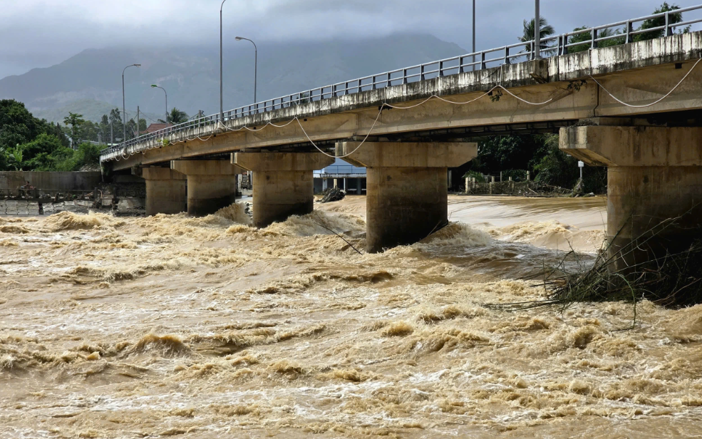 Thông báo Kết luận của Bộ Chính trị về khắc phục hậu quả mưa, lũ đặc biệt lớn ở miền Trung - Ảnh 2.