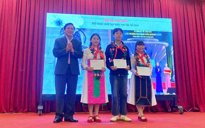 Hội Khuyến học Tuyên Quang trao thưởng học sinh đạt giải Cuộc thi Sáng tạo thanh thiếu niên, nhi đồng toàn quốc năm 2025 - Ảnh 1.