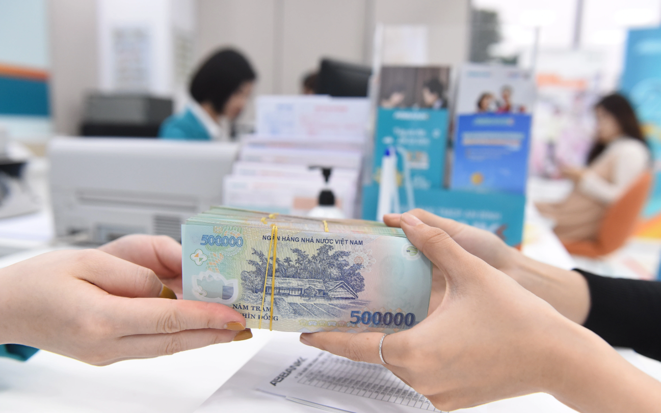 Lãi suất gửi tiền tăng mạnh, lên đến 9%/năm - Ảnh 1.