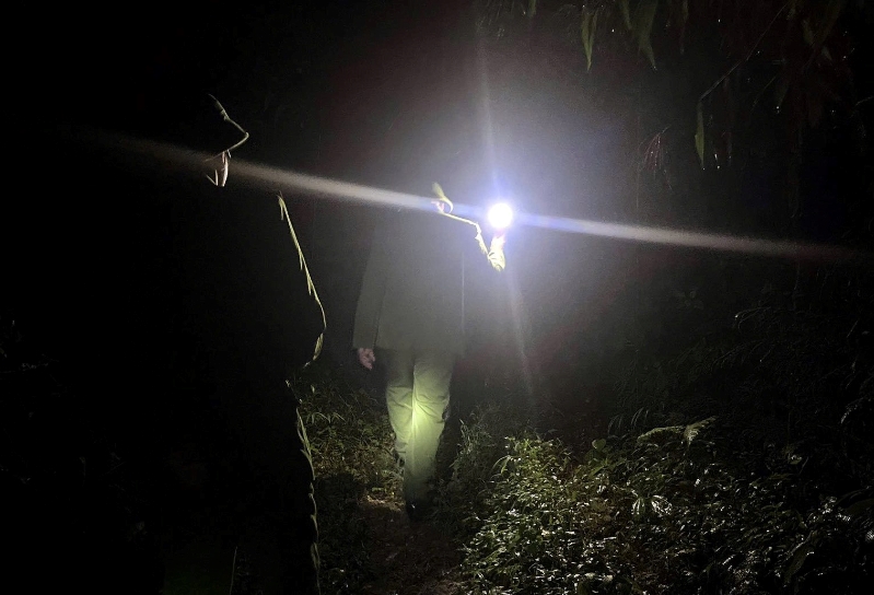 Công an phường Sa Pa tìm thấy khách du lịch Nhật Bản bị lạc trong đêm trên núi Hàm Rồng - Ảnh 2.