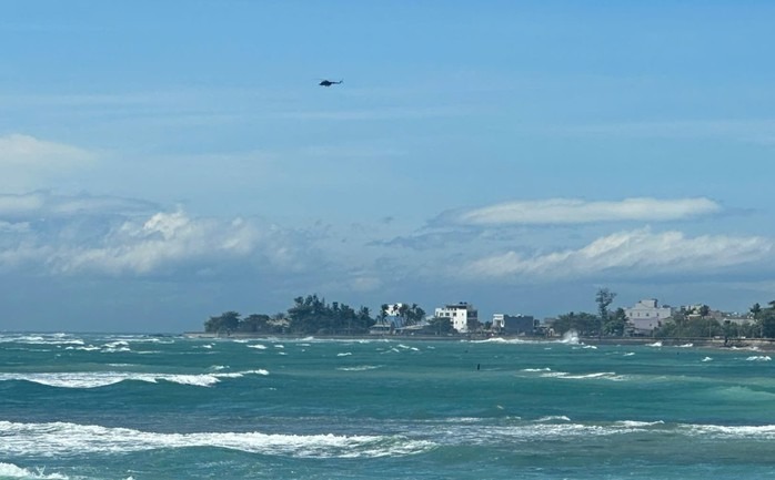 Cứu ngư dân trôi dạt chới với giữa biển sau bão - Ảnh 2.