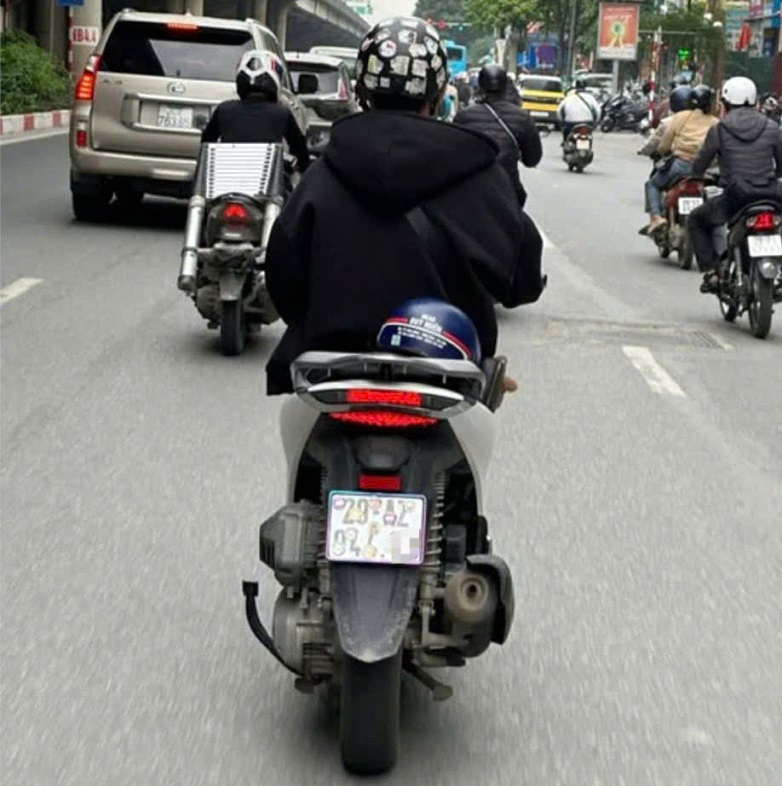 Che biển số xe - một thanh niên bị tố giác, bị phạt tiền và trừ 6 điểm trên giấy phép lái xe - Ảnh 1.