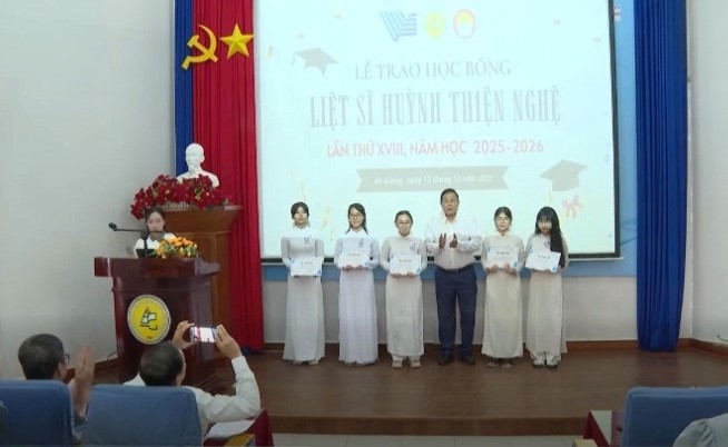 Hội Khuyến học tỉnh An Giang, Quỹ Học bổng liệt sĩ Huỳnh Thiện tiếp sức học sinh, sinh viên nghèo tỉnh An Giang - Ảnh 2.