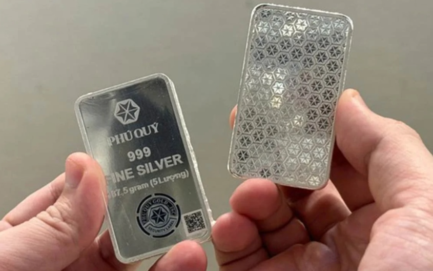 Gi&aacute; bạc h&uacute;t d&ograve;ng tiền đầu tư trở lại - Ảnh 1.