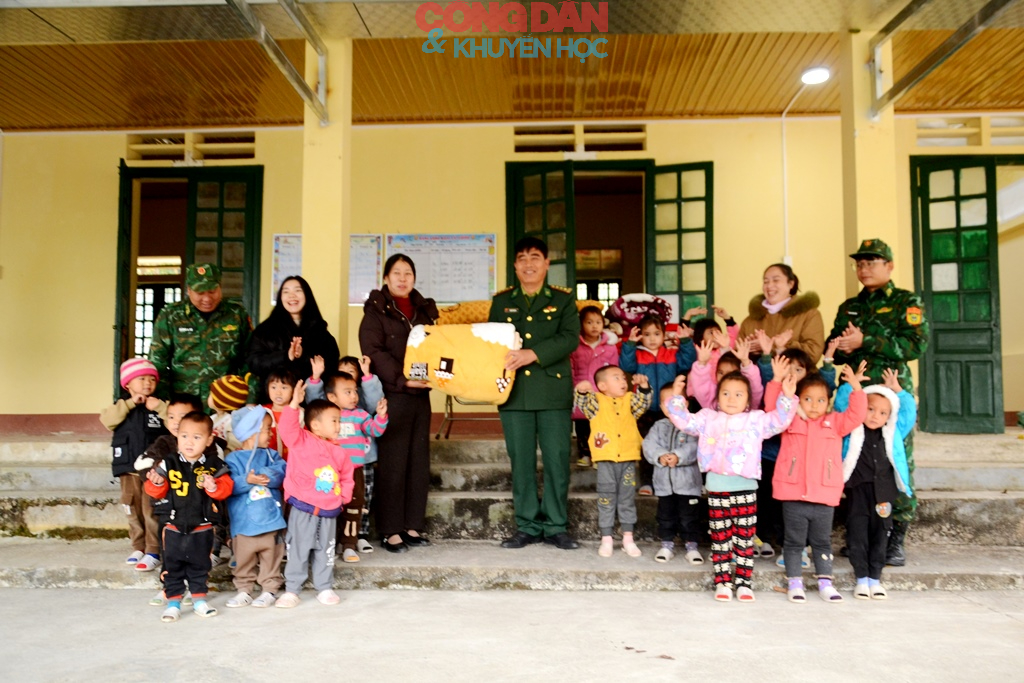 Tặng chăn ấm cho học sinh v&ugrave;ng cao Tả Gia Kh&acirc;u - Ảnh 1.