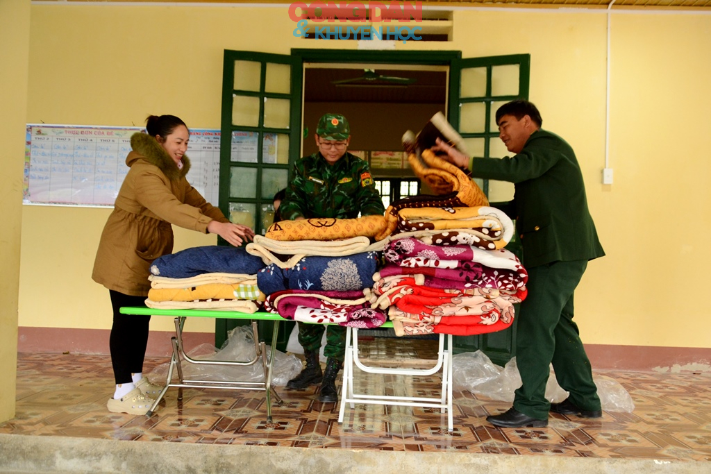 Tặng chăn ấm cho học sinh v&ugrave;ng cao Tả Gia Kh&acirc;u - Ảnh 2.