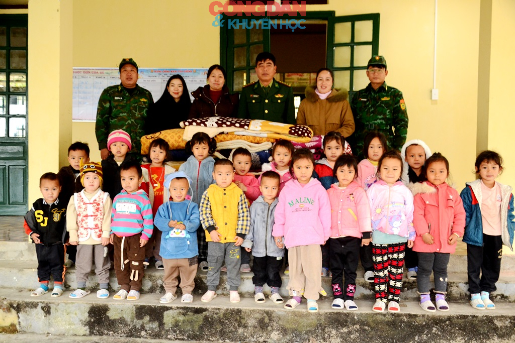 Tặng chăn ấm cho học sinh v&ugrave;ng cao Tả Gia Kh&acirc;u - Ảnh 7.