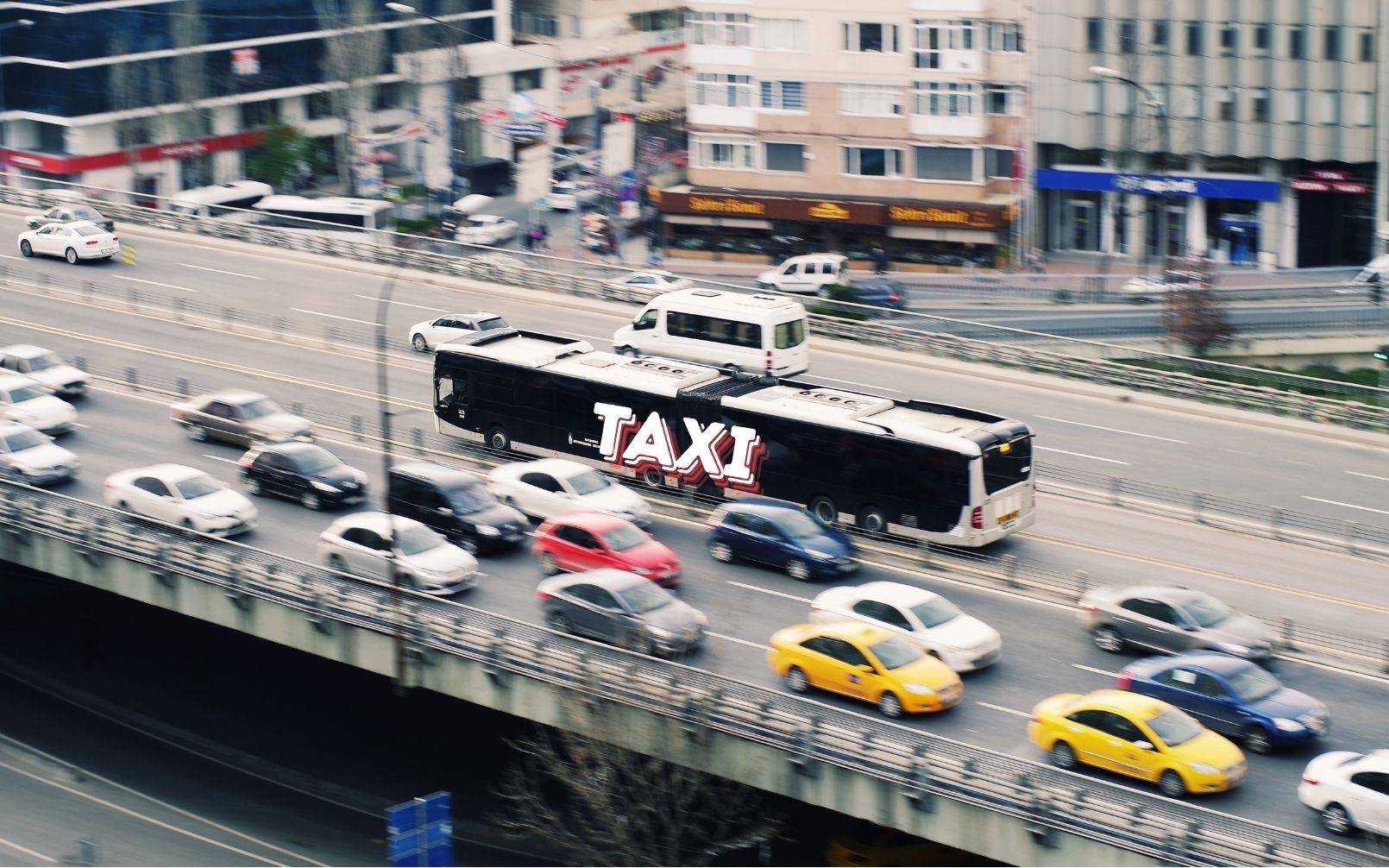 Taxi điện l&ecirc;n ng&ocirc;i, taxi xăng dầu sẽ &ldquo;biến mất&rdquo; tại H&agrave; Nội - Ảnh 1.
