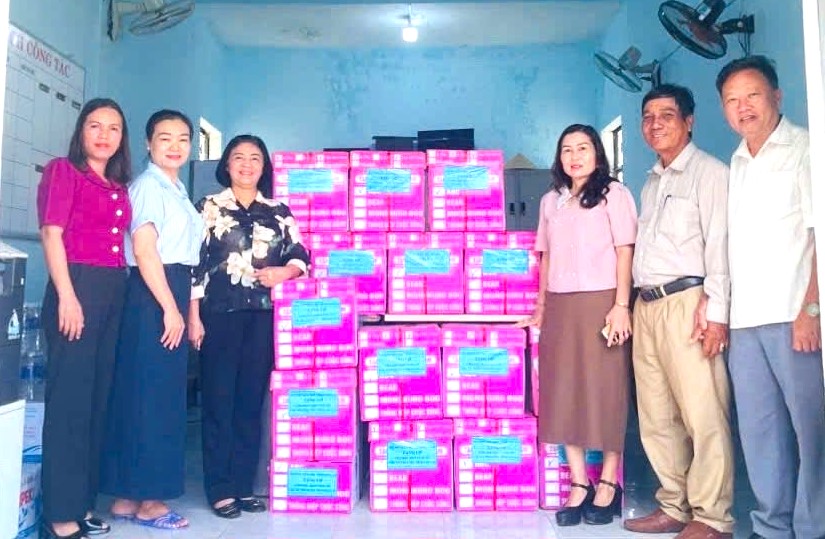 Hội Khuyến học tỉnh Gia Lai cùng đơn vị đồng hành trao tặng hơn 229 triệu đồng cho học sinh vùng lũ - Ảnh 7.