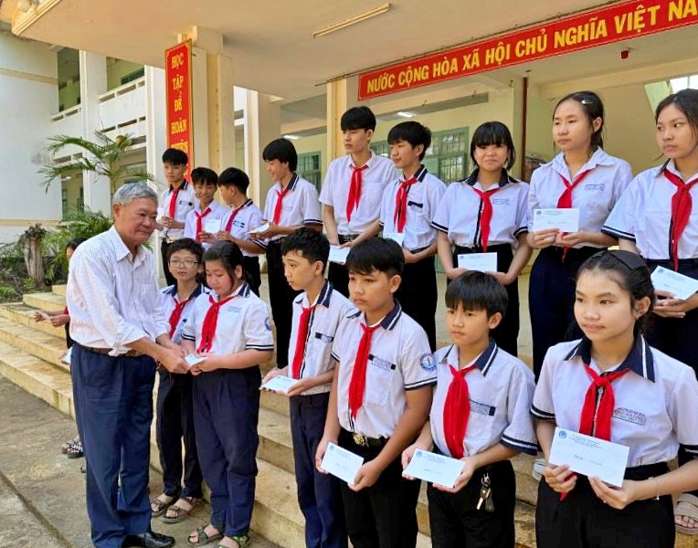 Hội Khuyến học Khánh Hòa Trao học bổng hỗ trợ cho học sinh bị ảnh hưởng do mưa lũ tại 7 điểm trường - Ảnh 1.