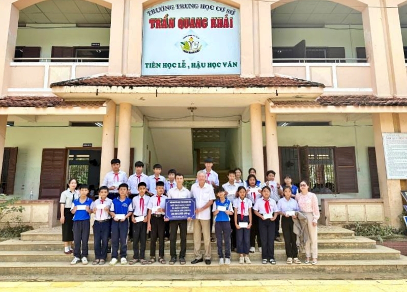 Hội Khuyến học Khánh Hòa Trao học bổng hỗ trợ cho học sinh bị ảnh hưởng do mưa lũ tại 7 điểm trường - Ảnh 2.