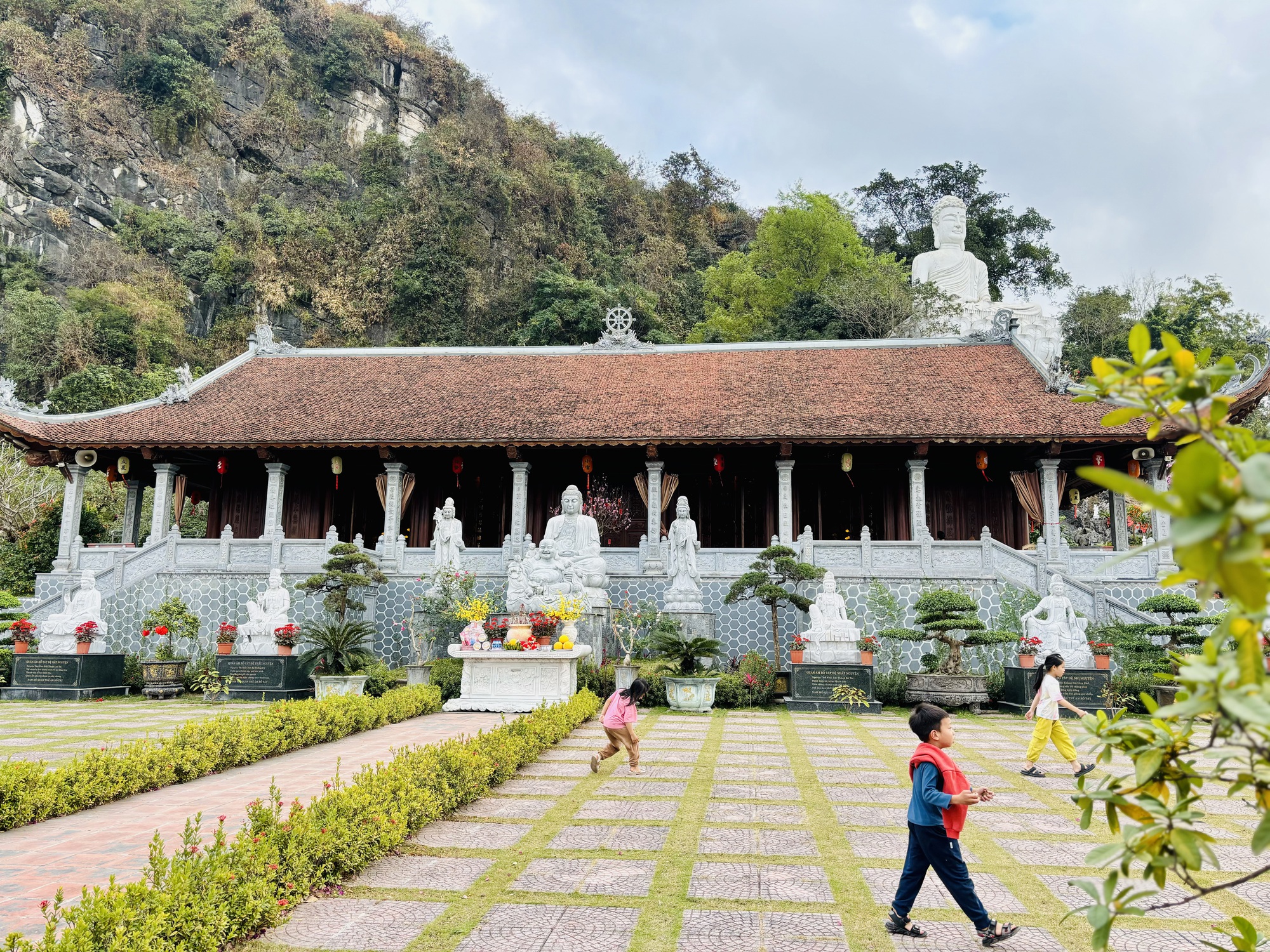 CHÙA THIÊN PHÚC NẰM TẠI TRUNG TÂM HÀ NỘI VỚI KIẾN TRÚC CỔ KÍNH VÀ UY NGHIÊM