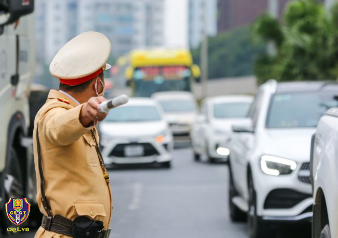 Cảnh s&aacute;t giao th&ocirc;ng lưu &yacute; về khoảng c&aacute;ch an to&agrave;n tr&ecirc;n cao tốc - Ảnh 1.