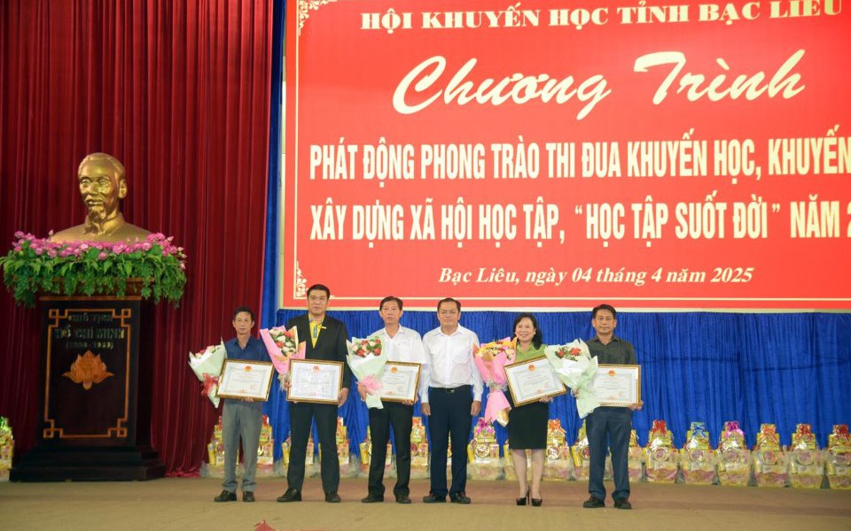 Hội Khuyến học tỉnh Bạc Liêu trao 2.000 suất học bổng cho học bong da truc tiep keo nha cai, bong da truc tiep keo nha cai viên có hoàn cảnh đặc biệt khó khăn - Ảnh 2.