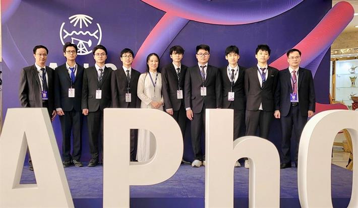 Cả 8 học sinh Việt Nam dự thi đều đoạt Huy chương Olympic Vật lý châu Á năm 2025 - Ảnh 1.