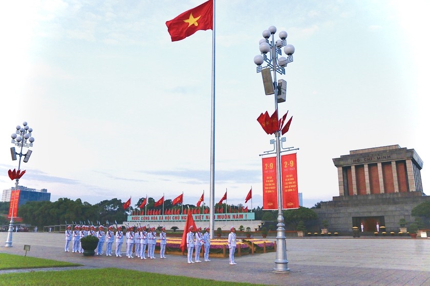 Đề xuất 4 hình thức tổ chức Nghi lễ thượng cờ, hạ cờ quốc gia trên Quảng trường Ba Đình - Ảnh 1.