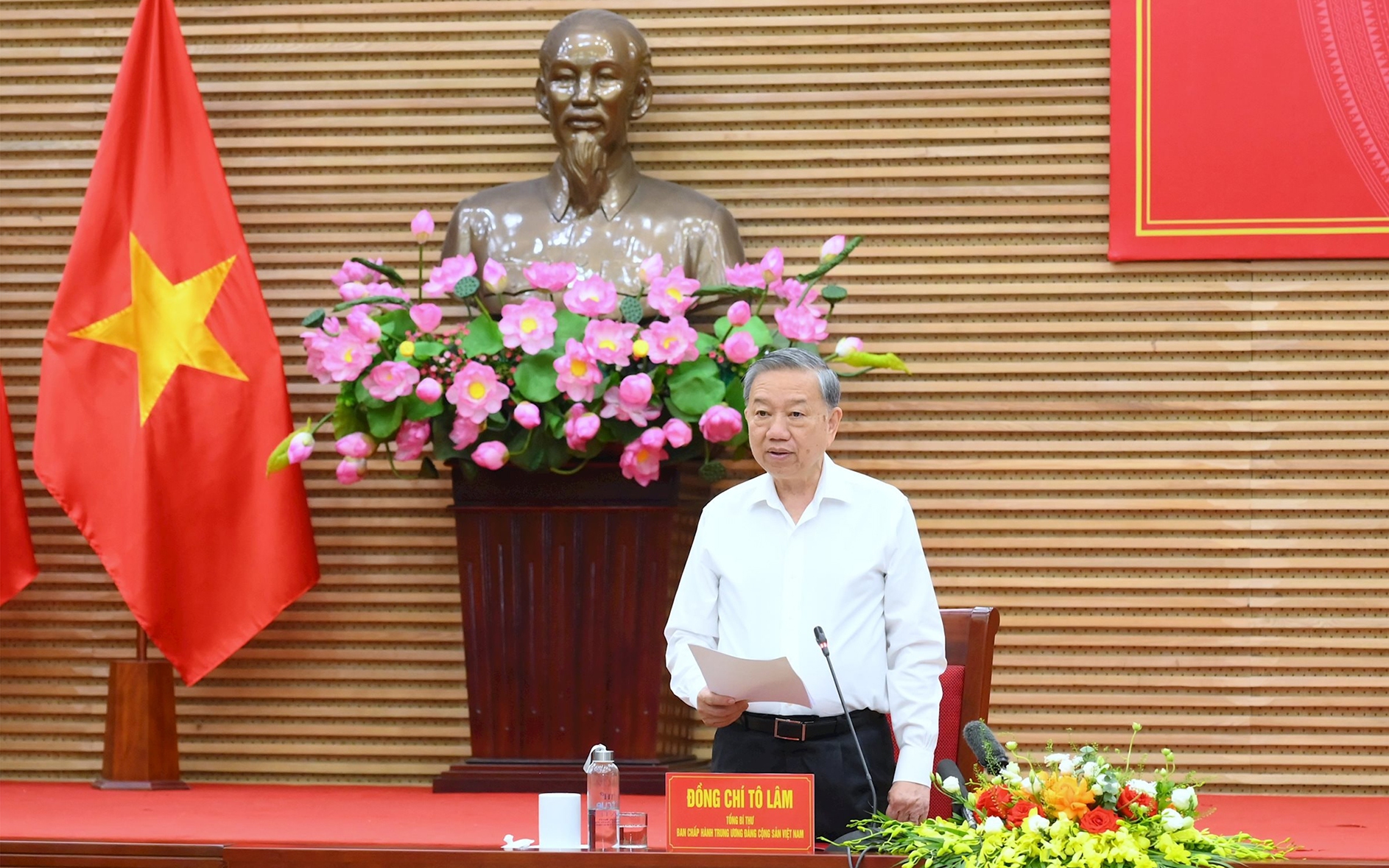 Tổng Bí thư Tô Lâm trao tặng tác phẩm điêu khắc "Việt Nam - những trang sử vàng" - Ảnh 2.