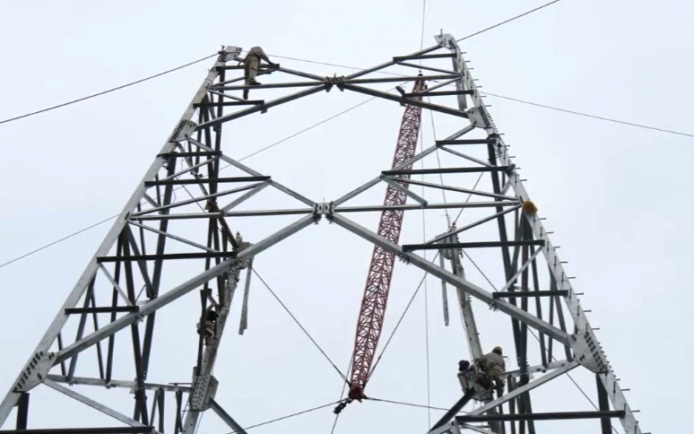 Xuyên lễ thi công đường dây 500kV Lào Cai- Vĩnh Yên đúng tiến độ - Ảnh 1.