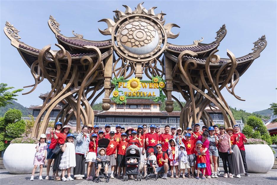 Du khách hào hứng check in không gian rực rỡ cờ hoa tại Sun World Ba Na Hills - Ảnh 1.