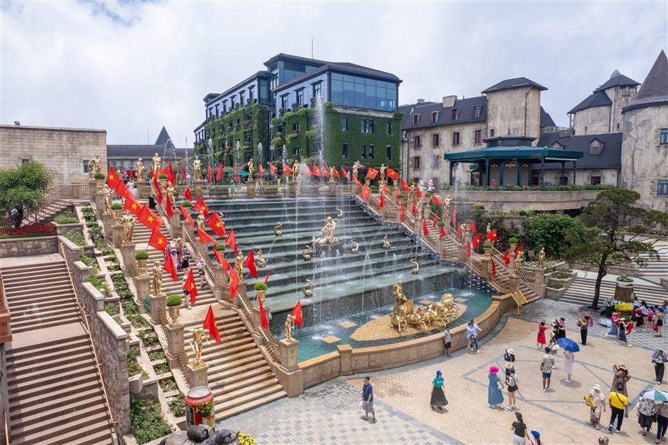 Du khách hào hứng check in không gian rực rỡ cờ hoa tại Sun World Ba Na Hills - Ảnh 2.