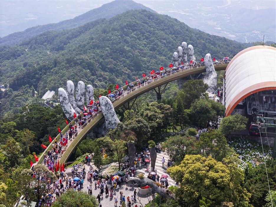 Du khách hào hứng check in không gian rực rỡ cờ hoa tại Sun World Ba Na Hills - Ảnh 3.
