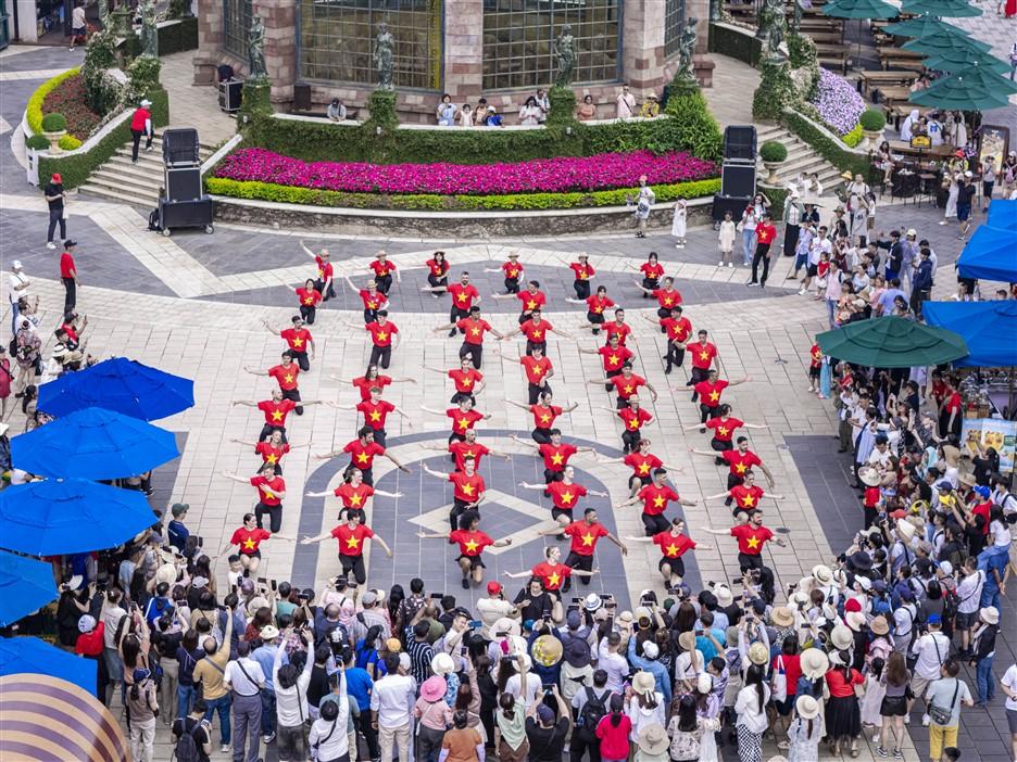 Du khách hào hứng check in không gian rực rỡ cờ hoa tại Sun World Ba Na Hills - Ảnh 4.