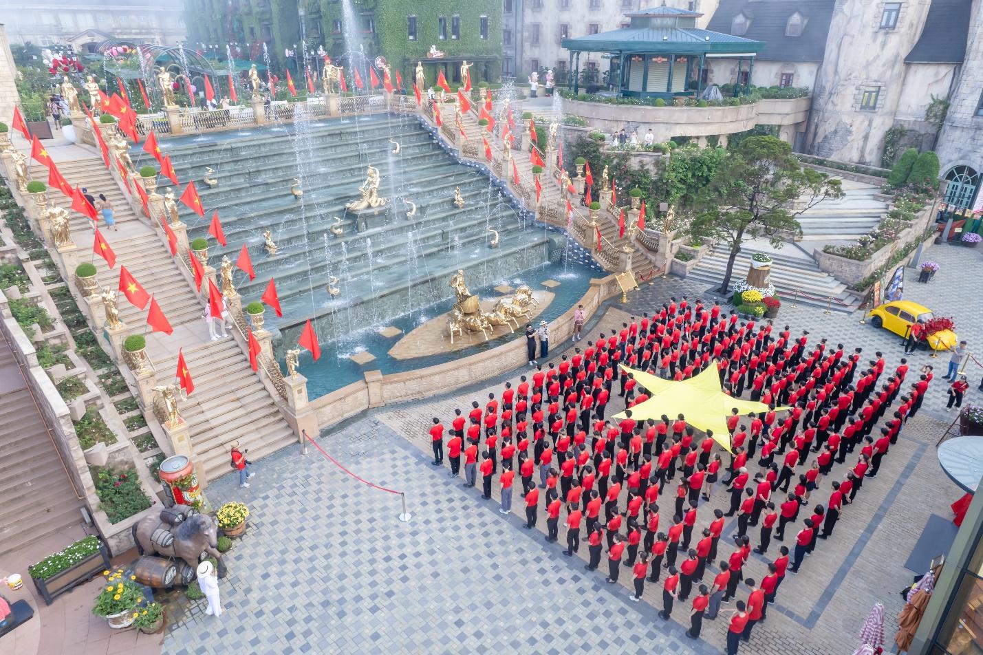 Du khách hào hứng check in không gian rực rỡ cờ hoa tại Sun World Ba Na Hills - Ảnh 5.