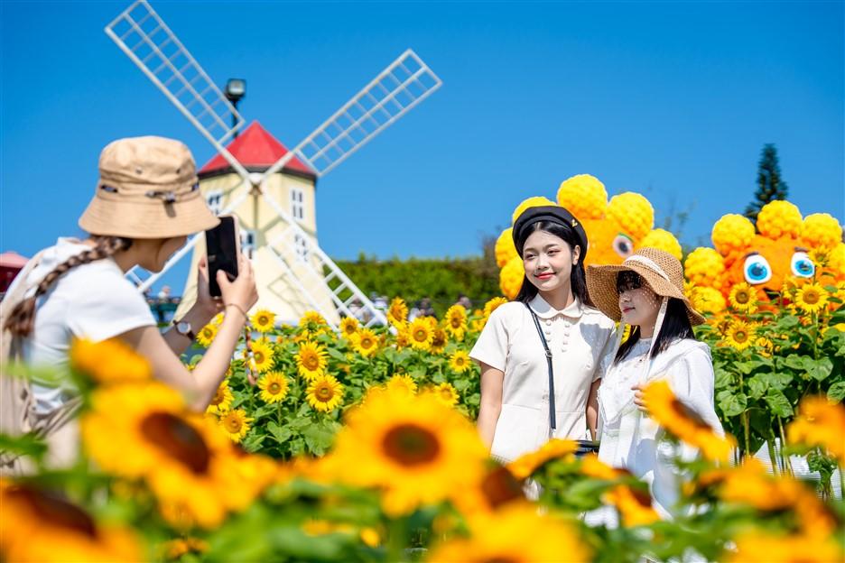 Du khách hào hứng check in không gian rực rỡ cờ hoa tại Sun World Ba Na Hills - Ảnh 8.