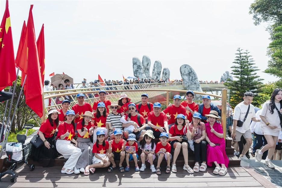 Du khách hào hứng check in không gian rực rỡ cờ hoa tại Sun World Ba Na Hills - Ảnh 9.