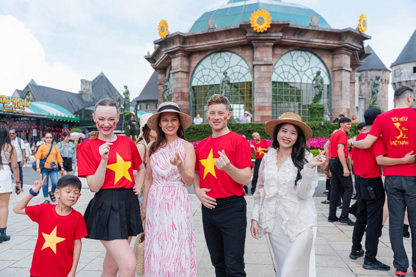 Du khách hào hứng check in không gian rực rỡ cờ hoa tại Sun World Ba Na Hills - Ảnh 11.