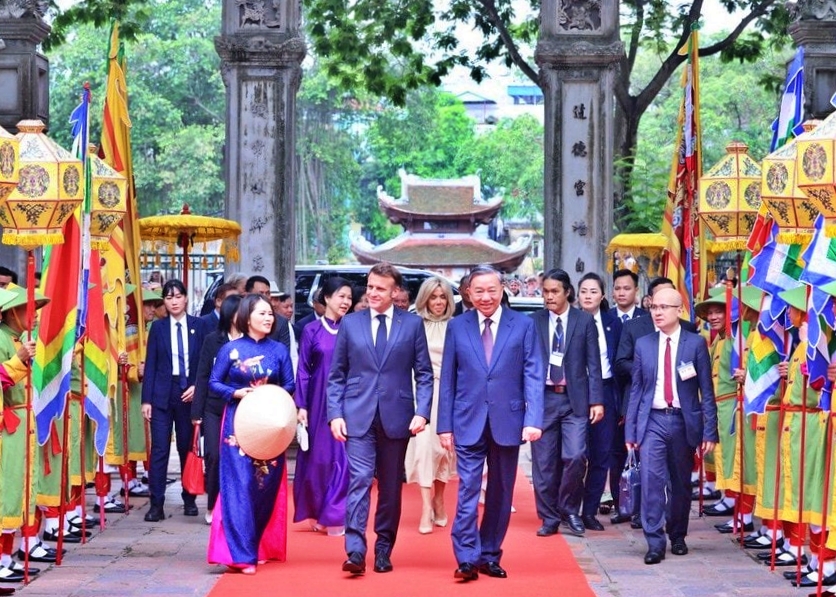 Tổng Bí thư Tô Lâm và Tổng thống Pháp Emmanuel Macron thăm Văn Miếu - Quốc Tử Giám - Ảnh 1.