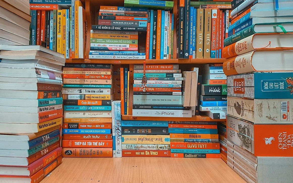Thị trường s&aacute;ch: nhiều ấn phẩm Tết phong ph&uacute; - Ảnh 2.