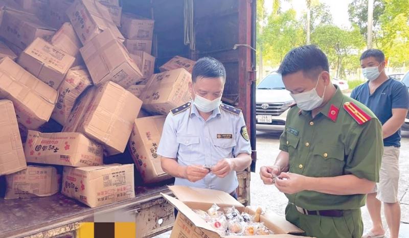 Sản xuất, buôn bán hàng giả, hàng cấm có thể bị phạt tới 400 triệu và xử phạt bổ sung - Ảnh 1.