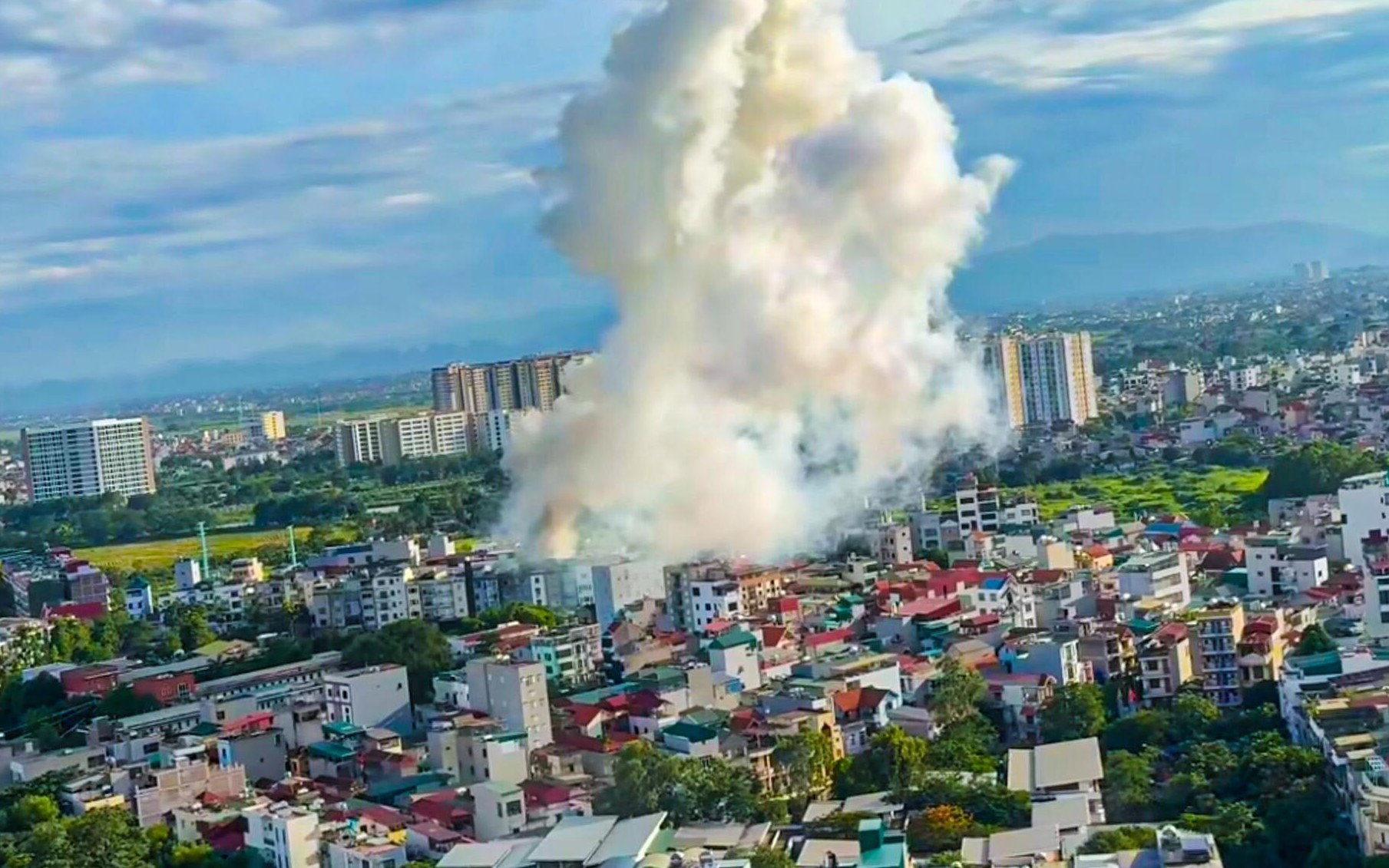 Thủ tướng: Khẩn trương điều tra nguyên nhân vụ nổ nhà dân làm chết 2 người tại Hà Đông, Hà Nội - Ảnh 1.