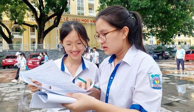 Cán bộ y tế thường trực tại các điểm thi tốt nghiệp Trung học phổ thông - Ảnh 1.