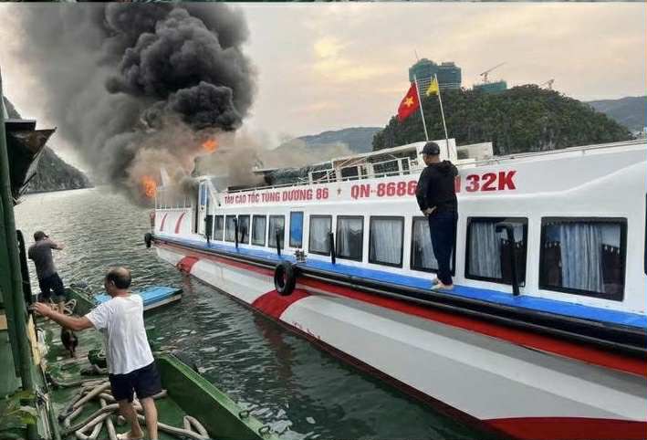 Quảng Ninh: Tàu cao tốc cháy dữ dội tại Vân Đồn - Ảnh 2.