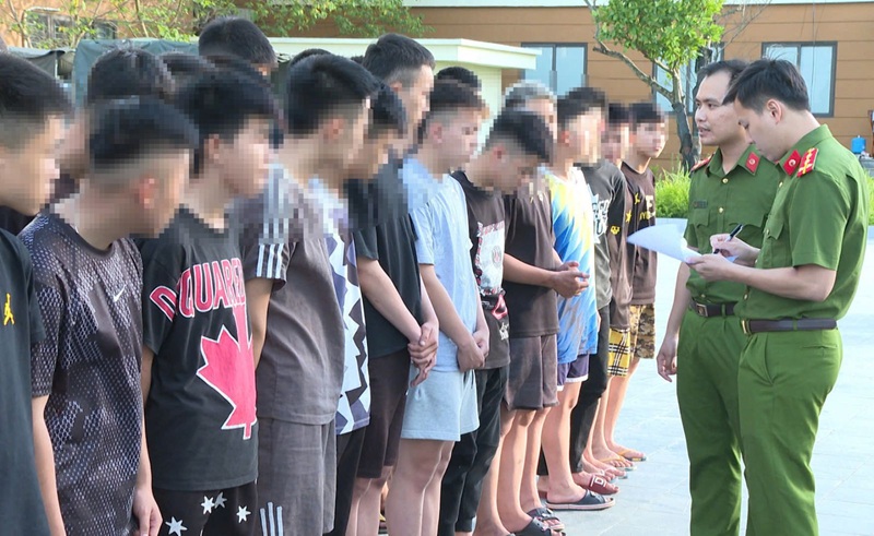 Tạm giữ hình sự nhóm thanh thiếu niên đi đường gặp ai đuổi đánh người đó - Ảnh 2.