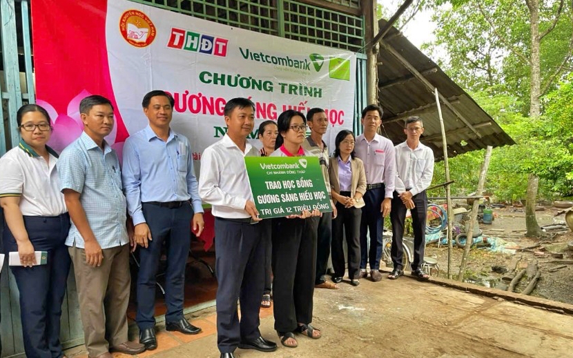 Đồng Tháp trao học bổng Gương sáng hiếu học cho 2 sinh viên vượt khó - Ảnh 5.